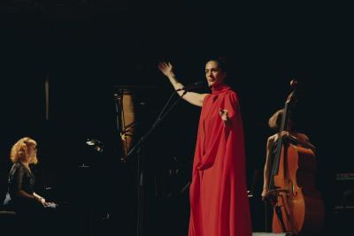 Ariana Vafadari - Agrandir l'image 68 sur 88, fenêtre modale